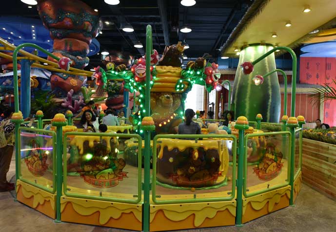 Bear & Honey-Looking Spinning Cups Ride